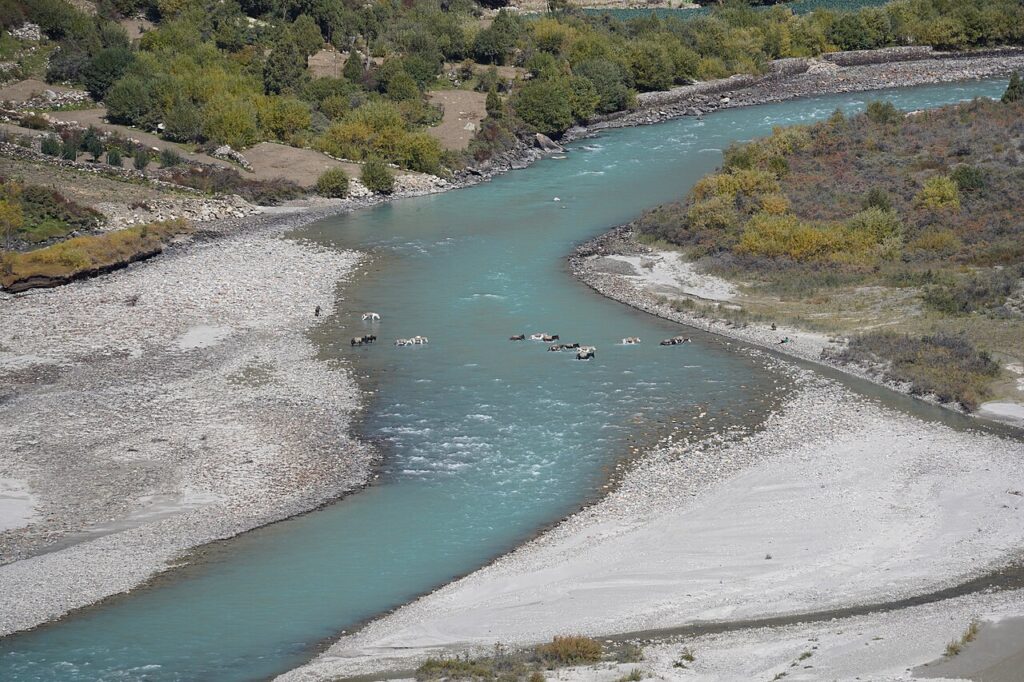 عبور امن از رودخانه کم عمق و گل آلود